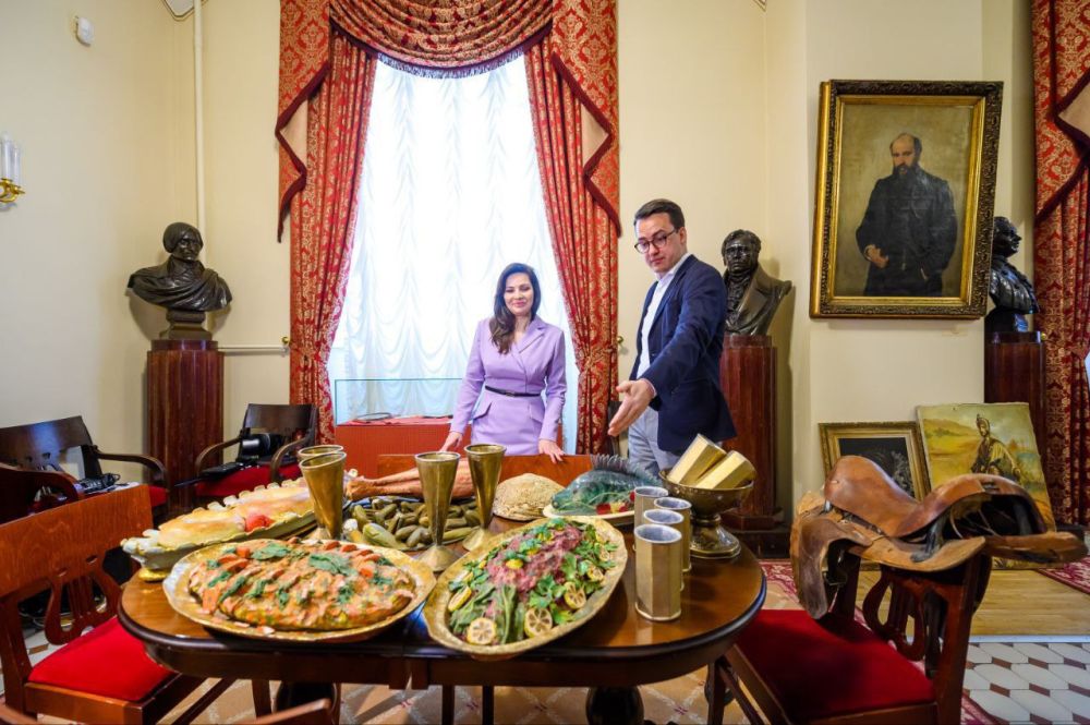 Александринский театр передал МДТ имени М.М. Бровуна сценические костюмы и оборудование