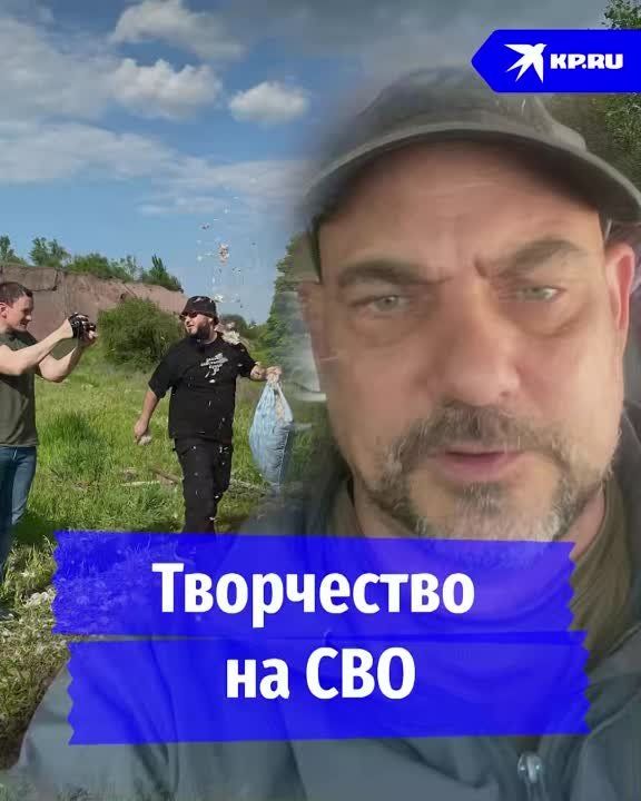 Военкор "КП" Дмитрий Стешин пообщался с донбасским музыкантом Акимом Апачевым и узнал, что слушают бойцы на СВО. А еще побывал на съемках нового клипа