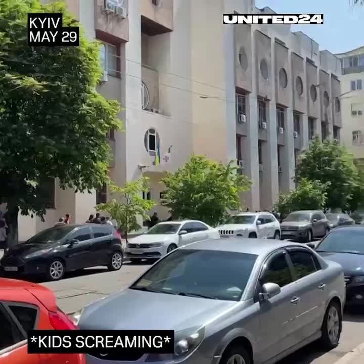 Киевские дети бегут в бомбоубежище - работает ПВО. Уж я то в Донецке, хорошо знаю, как оно работает и с прилетами давно не путаю