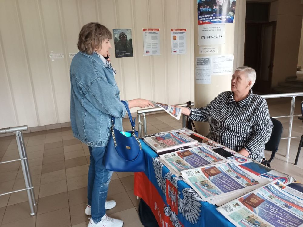 Василий Ткачук: Активисты местного отделения Общественного Движения «Донецкая Республика» в Калининском районе города Донецка, каждый понедельник, среда и пятница с 09:00 до 11:00 проводят раздачу газеты в здании администрации Калининского района Донецка