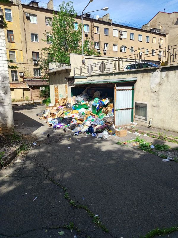 Виктория Хощенко: Ранее по адресу Артема 83 образовалась мусорная свалка, по причине перекрытого проезда к контейнерной площадке из за замены теплотрассы