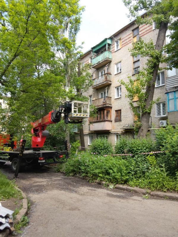 Василий Ткачук: Подрядной организацией г. Москва ведутся работы по ремонту кровли жилого дома № 76 по улице Краснофлотская