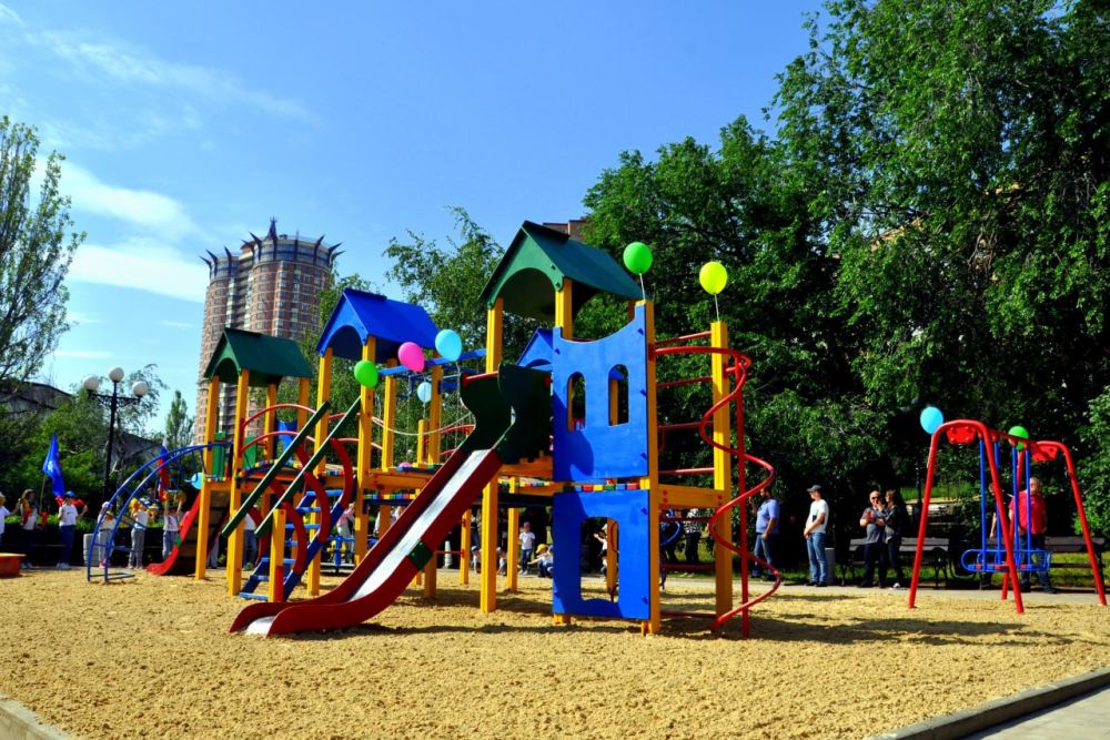 Сегодня, в День защиты детей, в Ворошиловском районе г. Донецка открыли отреставрированную регионом-шефом детскую площадку