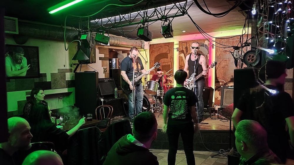 Ночная жизнь Донецка: Бары в бомбоубежищах, крупные девицы и караоке для молчаливых военных