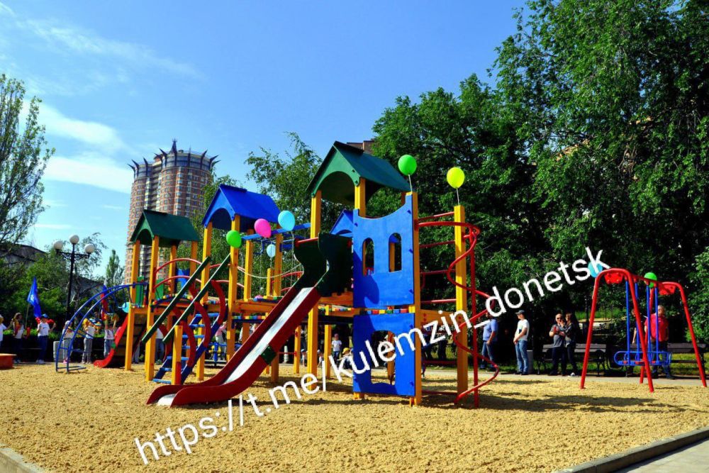Алексей Кулемзин: Сегодня, в День защиты детей, в Ворошиловском районе г. Донецка открыли отреставрированную регионом-шефом детскую площадку