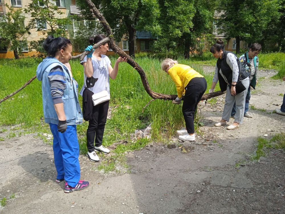 Василий Ткачук: Администрацией Калининского района г. Донецка организована уборка бесхозяйной территории по проспекту Ильича, 82