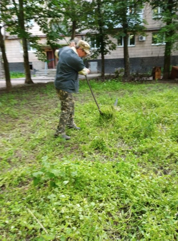 Василий Ткачук: Муниципальным унитарным предприятием администрации г. Донецка "Управляющая компания Калининского района г. Донецка" продолжается работа по покосу травы на территории многоквартирного жилого фонда