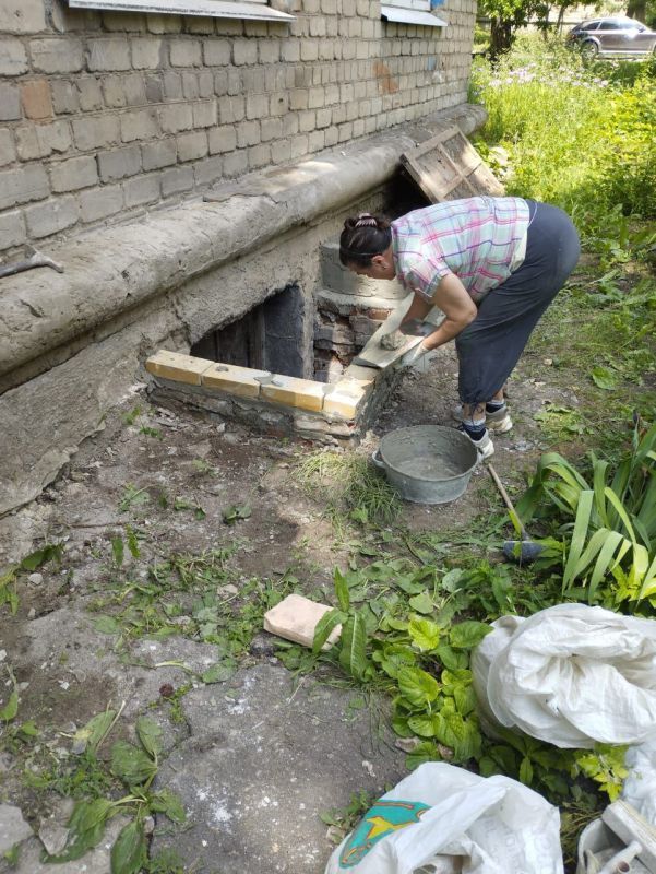 Василий Ткачук: Муниципальным унитарным предприятием администрации г. Донецка "Управляющая компания Калининского района г. Донецка" выполнены работы по ремонту приямка входа в подвальное помещение дома № 27 по улице 50-й Гвардейской Дивизии