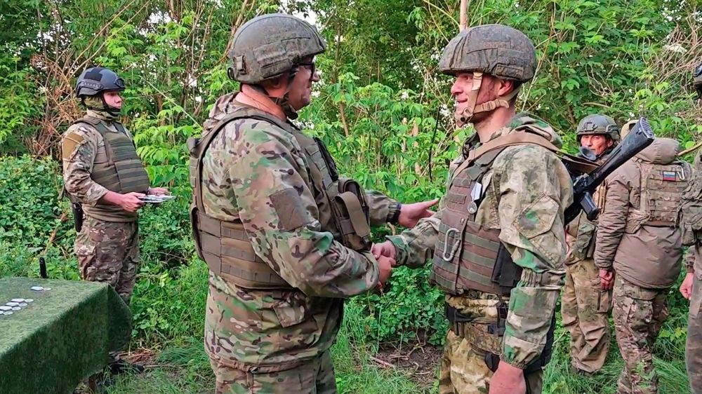 Отразившим атаку украинских боевиков военным вручили награды