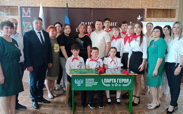 Ольга Колударова: Сегодня в школе №13 города Енакиево, расположенной в Юнокоммунаровске, состоялось торжественное открытие Парты героя, посвященной памяти выпускника Владислава Александровича Комахина