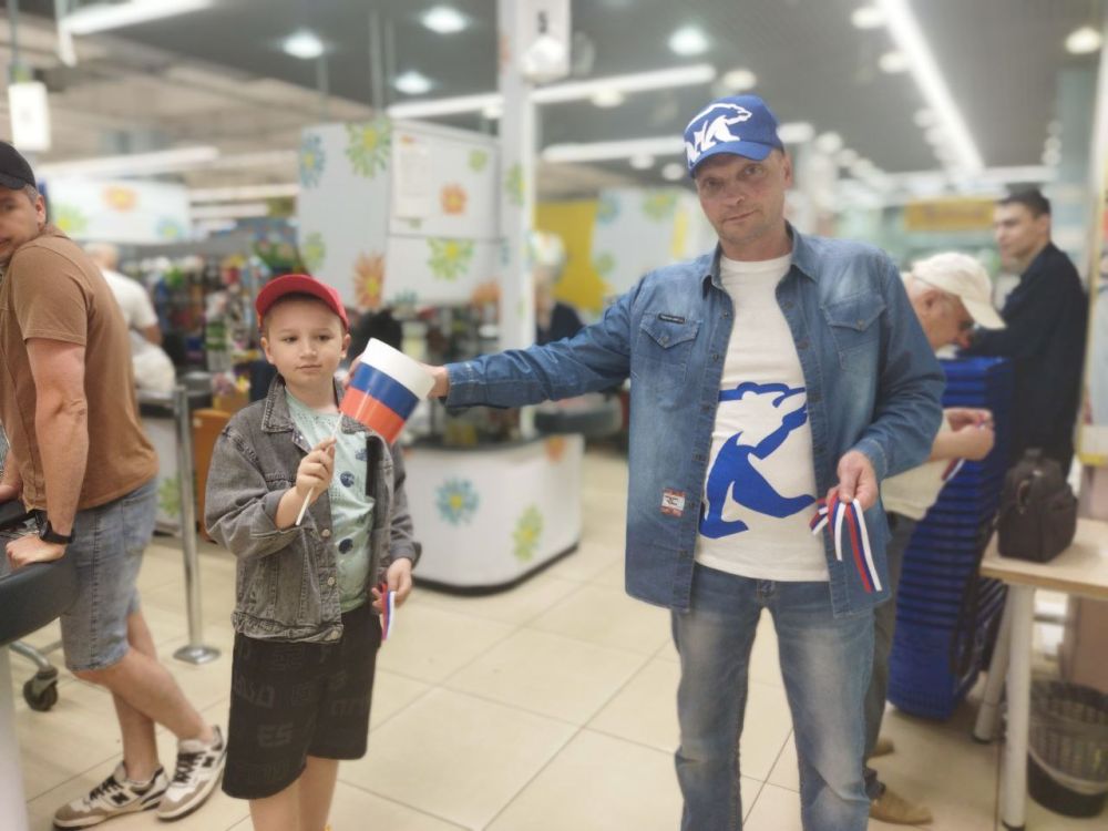 Василий Ткачук: Активисты Калининского района города Донецка принимают участие в раздаче ленточек и флажков в цветах флага Российской Федерации