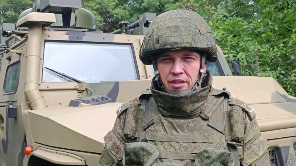 Российский танкист на поле боя прикрыл своей машиной подбитый танк сослуживца