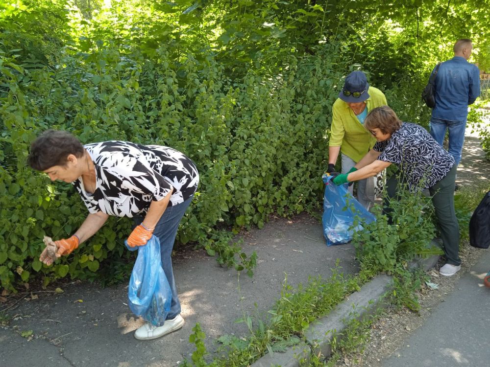 Василий Ткачук: Администрацией Калининского района г. Донецка организована уборка случайного мусора