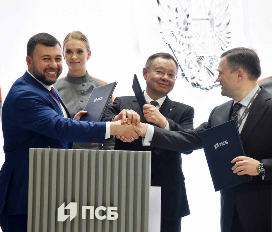 Денис Пушилин подписал ряд соглашений о сотрудничестве на ПМЭФ-2023