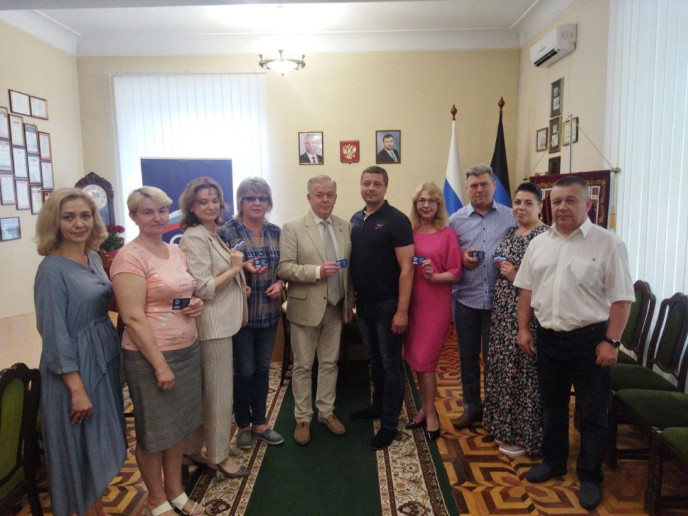 Василий Ткачук: Вручил партийные билеты Всероссийской политической партии «Единая Россия» работникам федерального...