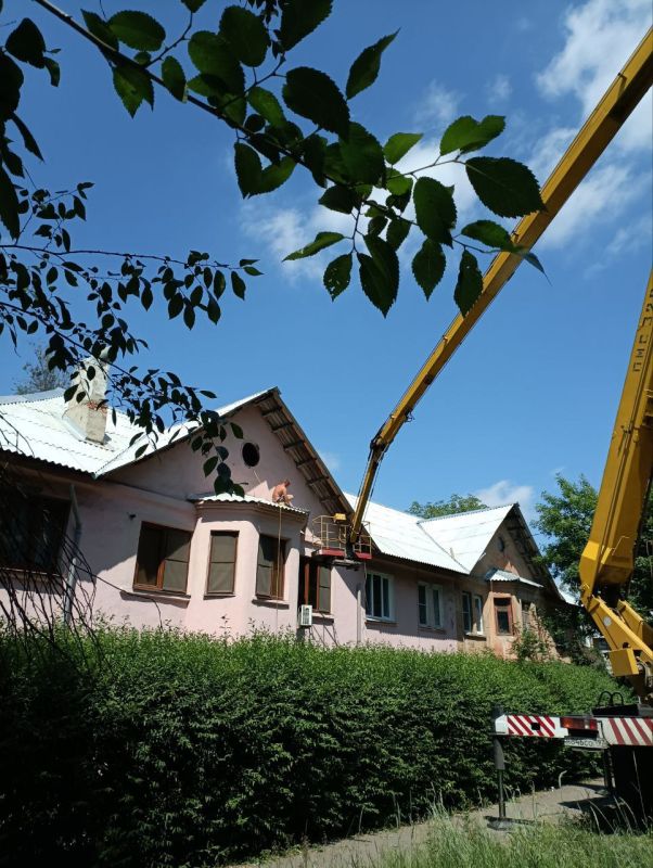 Василий Ткачук: Подрядной организацией г. Москва ведутся работы по ремонту шиферной кровли жилого дома № 51 по улице Владычанского