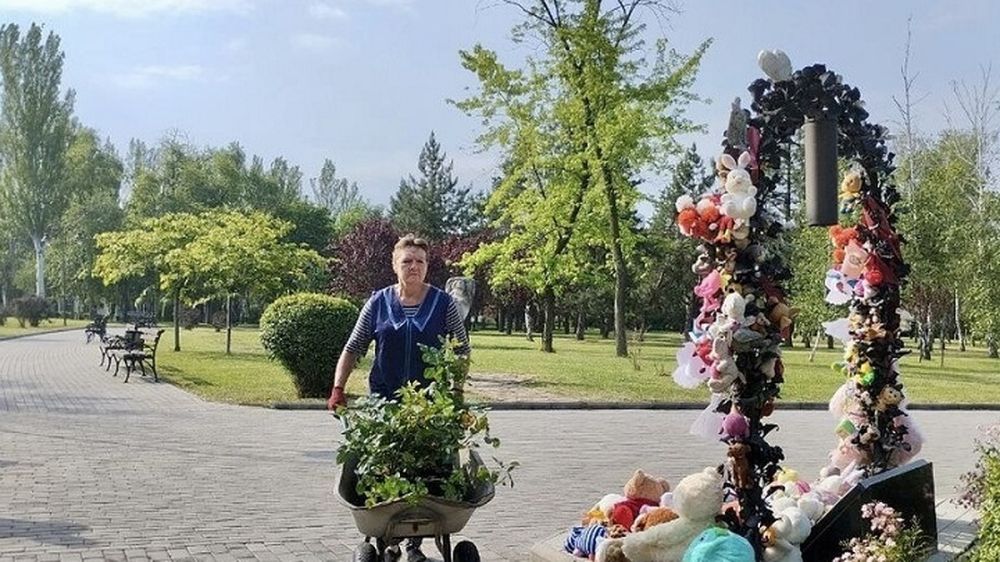 Розами из Астраханской области украсили Аллею ангелов в Донецке