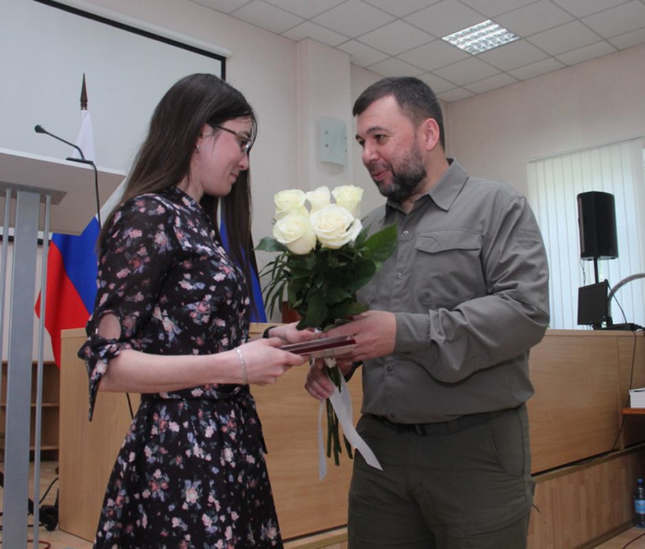 Денис Пушилин вручил высокие государственные награды медработникам Республики