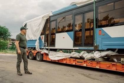 В Мариуполь из Нижнего Новгорода прибыл новый трамвайный вагон