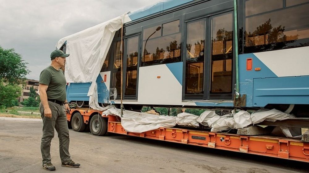 В Мариуполь из Нижнего Новгорода прибыл новый трамвайный вагон
