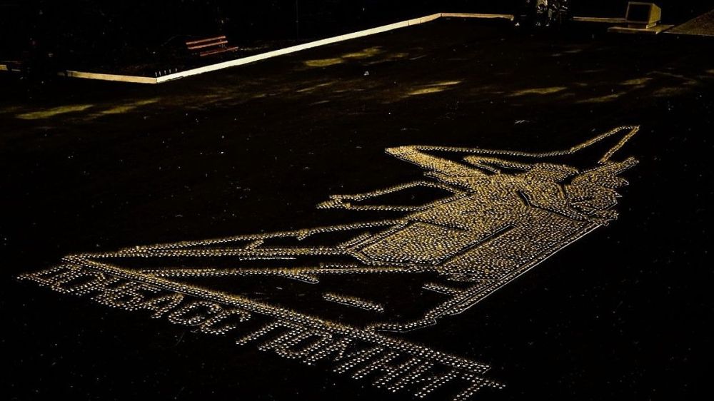 У подножия Саур-Могилы зажгли 8 тысяч свечей, выстроенных в композицию памятника советским солдатам