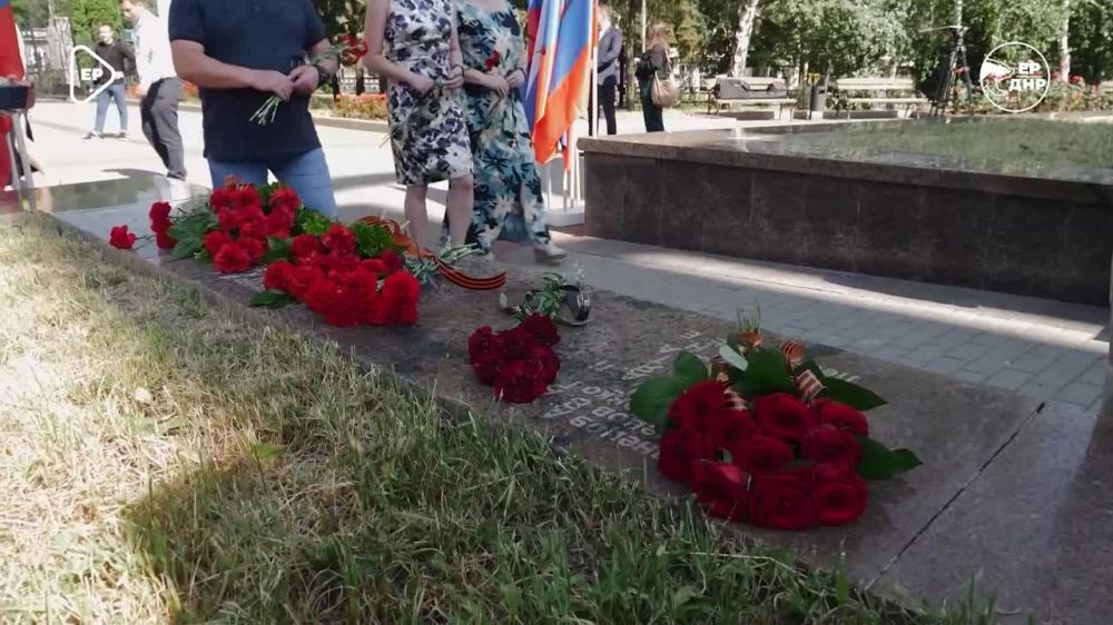 Донбасс возлагает цветы…