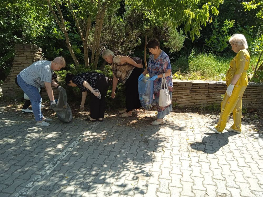 Василий Ткачук: В рамках проведения акции «Чистый четверг» силами предприятий, учреждений, организаций Калининского района г. Донецка организована уборка и наведение чистоты в районе