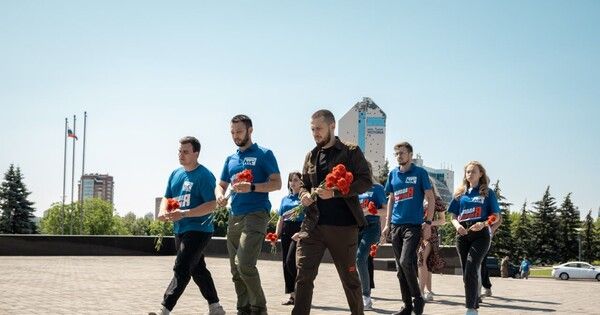 В Донецке молодежные активисты возложили цветы к мемориалу «Твоим освободителям, Донбасс»