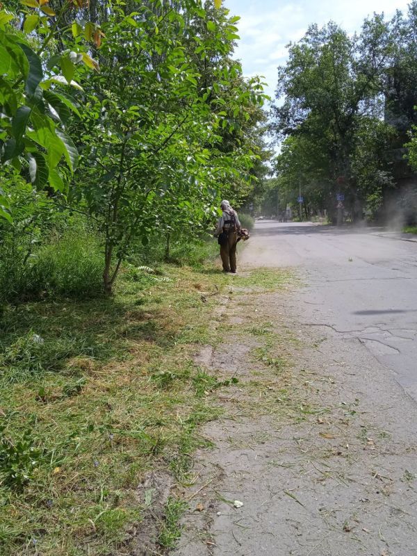 Василий Ткачук: Сегодня, сотрудники муниципального унитарного предприятия "Зеленого строительства Калининского района " приступили к работам по покосу травы на территории сквера "Строитель" (Гулливер)
