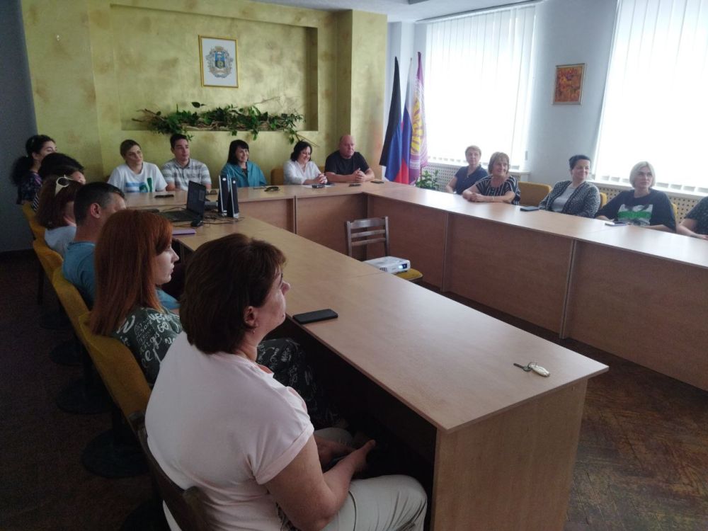 Василий Ткачук: Новая школа. Сегодня, 26 июня, в администрации Калининского района г. Донецка, состоялся круглый стол по проекту Всероссийской Политической Партии «Единая Россия» «Новая школа»