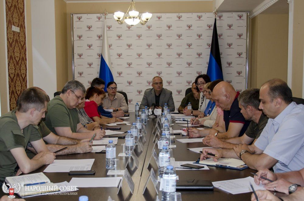 Во вторник, 27 июня, состоялась встреча депутатов Народного Совета с руководителем регионального филиала фонда «Защитники Отечества» по Донецкой Народной Республике Мариной Соловаровой