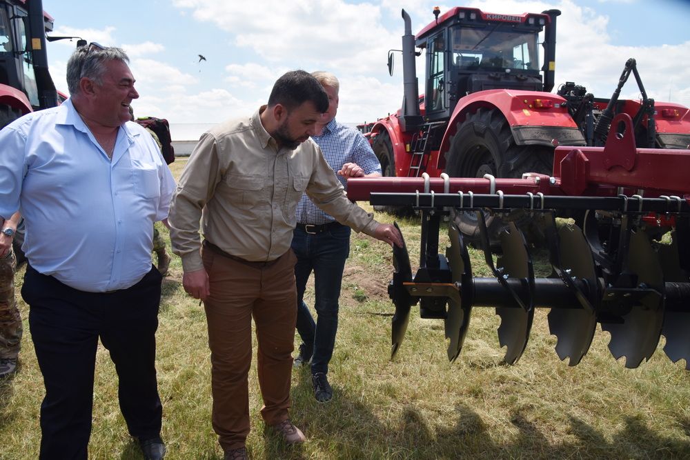 Программа лизинга, новая техника, встреча с главой Госсорткомиссии: Денис Пушилин посетил площадку ГК «Аграрный Донбасс»