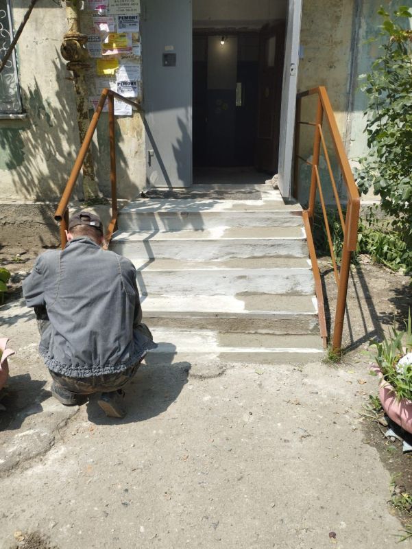 Василий Ткачук: Силами муниципального унитарного предприятия "Управляющая компания Калининского района г. Донецка" ведутся работы по ремонту крыльца дома № 69 по улице Цусимская