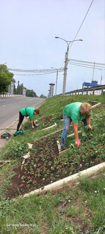 Василий Ткачук: Муниципальным унитарным предприятием администрации г. Донецка "Зеленое строительство Калининского района" ведутся работы по покосу травы и благоустройству надписи "ДОНЕЦК-ГОРОД ГЕРОЙ" по проспекту Ильича