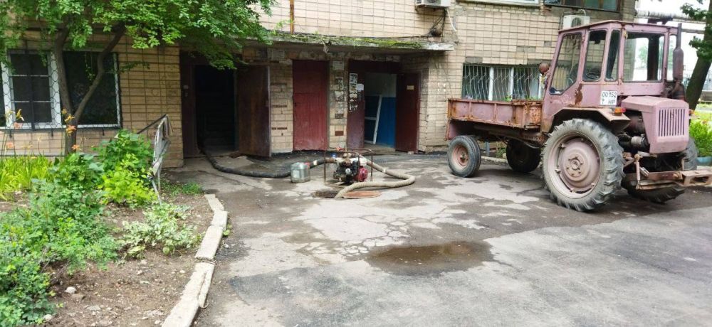 Василий Ткачук: Силами муниципального унитарного предприятия администрации города Донецка "Управляющая компания Калининского района г.Донецка" ведутся работы по откачке воды из подвального помещения жилого дома № 25 по ул. Карпинского