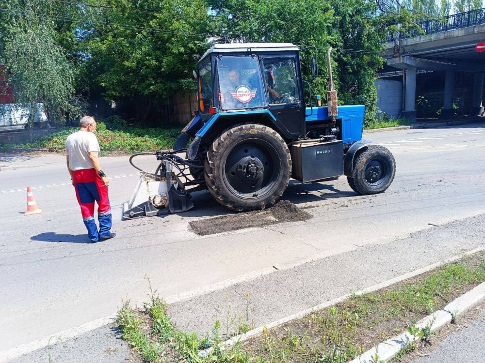 Василий Ткачук: Силами муниципального унитарного предприятия администрации г. Донецка "Дорожное ремонтно-строительное управление" ведутся работы по текущему ремонту асфальтового покрытия автодороги по пр-ту Красногвардейский