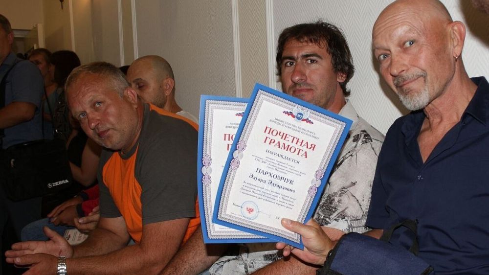 Лучших сотрудников порта в Мариуполе наградили грамотами в профессиональный праздник