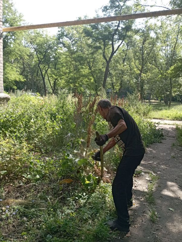 Василий Ткачук: Сотрудниками Муниципального унитарного предприятия администрации г. Донецка "Управляющая компания Калининского района г.Донецка" продолжается покос травы на придомовой территории многоквартирного жилого фонда