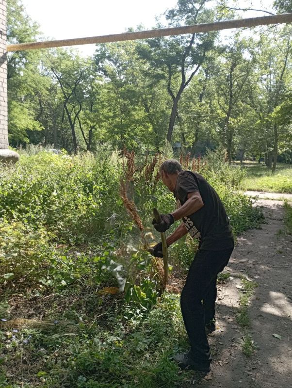 Василий Ткачук: Сотрудниками Муниципального унитарного предприятия администрации г. Донецка "Управляющая компания Калининского района г.Донецка" продолжается покос травы на придомовой территории многоквартирного жилого фонда