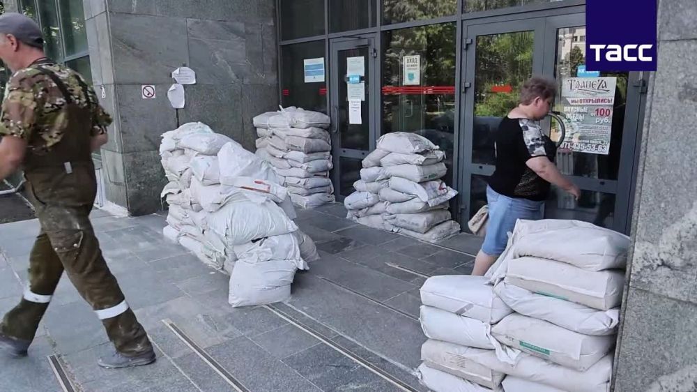 В Донецке появились сооружения из мешков с песком