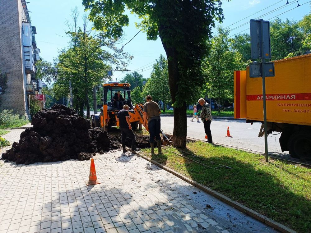 Василий Ткачук: Сотрудники водопроводно-канализационной службы № 6 Калининского района "Филиала "ДПУ ВКХ" ГУП ДНР "ВОДА ДОНБАССА" ликвидируют порыв на водопроводе д=100 мм по бульвару Шевченко, д. 88