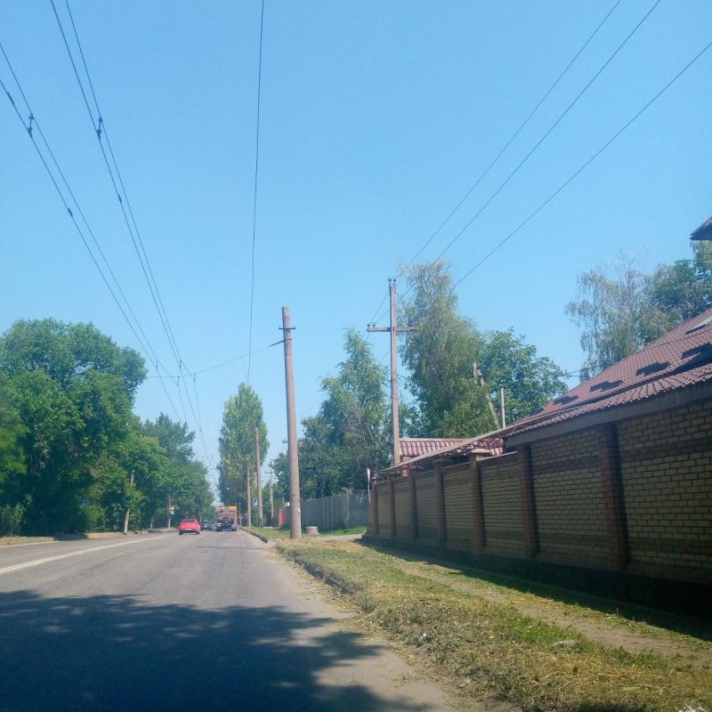 Василий Ткачук: Сотрудники Муниципального унитарного предприятия администрации г. Донецка "Дорожное ремонтно-строительное управление" приступили к покосу травы, произрастающей вдоль автодороги по проспекту Красногвардейский