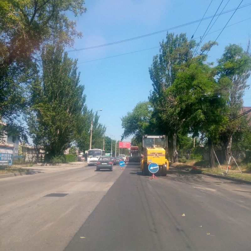 Василий Ткачук: Силами Муниципального унитарного предприятия администрации г. Донецка "Дорожное ремонтно-строительное управление" ведутся работы по ремонту асфальтового покрытия дорожного полотна по проспекту Красногвардейский