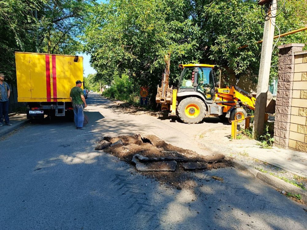 Василий Ткачук: Сотрудники водопроводно-канализационной службы № 6 Калининского района Филиала "ДПУ ВКХ" ГУП ДНР "ВОДА ДОНБАССА" ликвидируют порыв на водопроводе д=200 мм по адресу: ул. Краснофлотская, 32