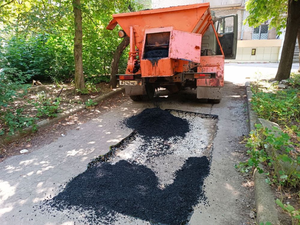 Василий Ткачук: Силами муниципального унитарного предприятия "Дорожное ремонтно-строительное управление" ведутся...