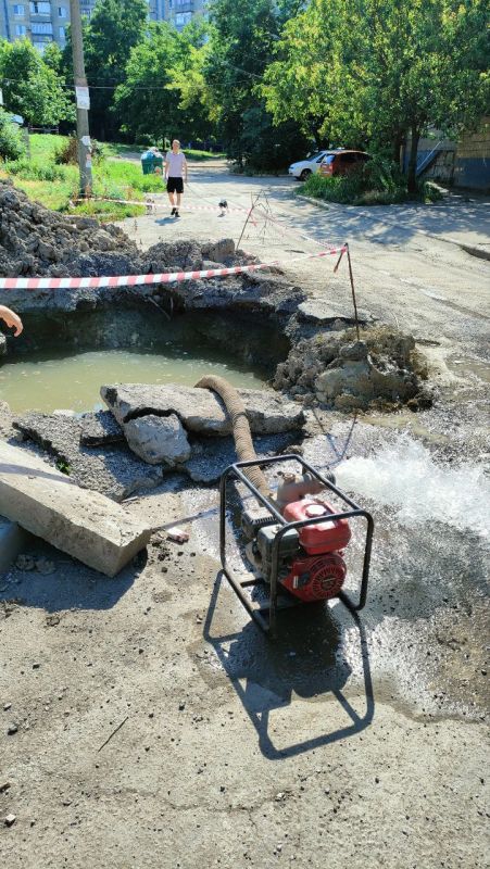 Василий Ткачук: Сотрудники водопроводно-канализационной службы № 6 Калининского района Филиала "ДПУ ВКХ" ГУП ДНР "ВОДА ДОНБАССА" ликвидируют порыв на водопроводе д=100 мм по адресу: ул. Ходаковского, 4