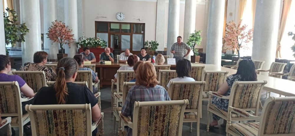 Сегодня, 5 июля, на базе Железнодорожного вокзала станции ГУП ДНР "Донецкая железная дорога" состоялась встреча с трудовым коллективом