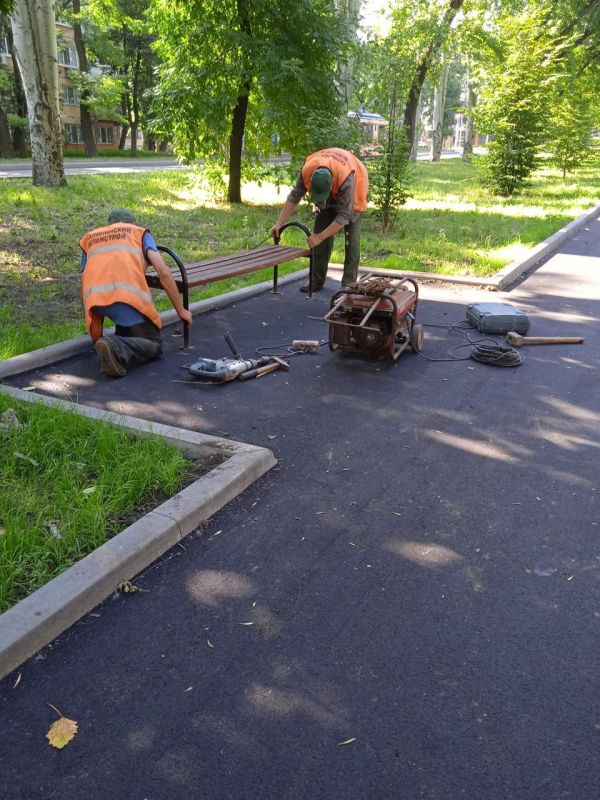 Василий Ткачук: Сотрудниками Муниципального унитарного предприятия администрации г. Донецка "Зеленое строительство Калининского района" выполнены работы по ремонту и установке лавочек для отдыха на разделительной полосе по бул. Шахтостроителей