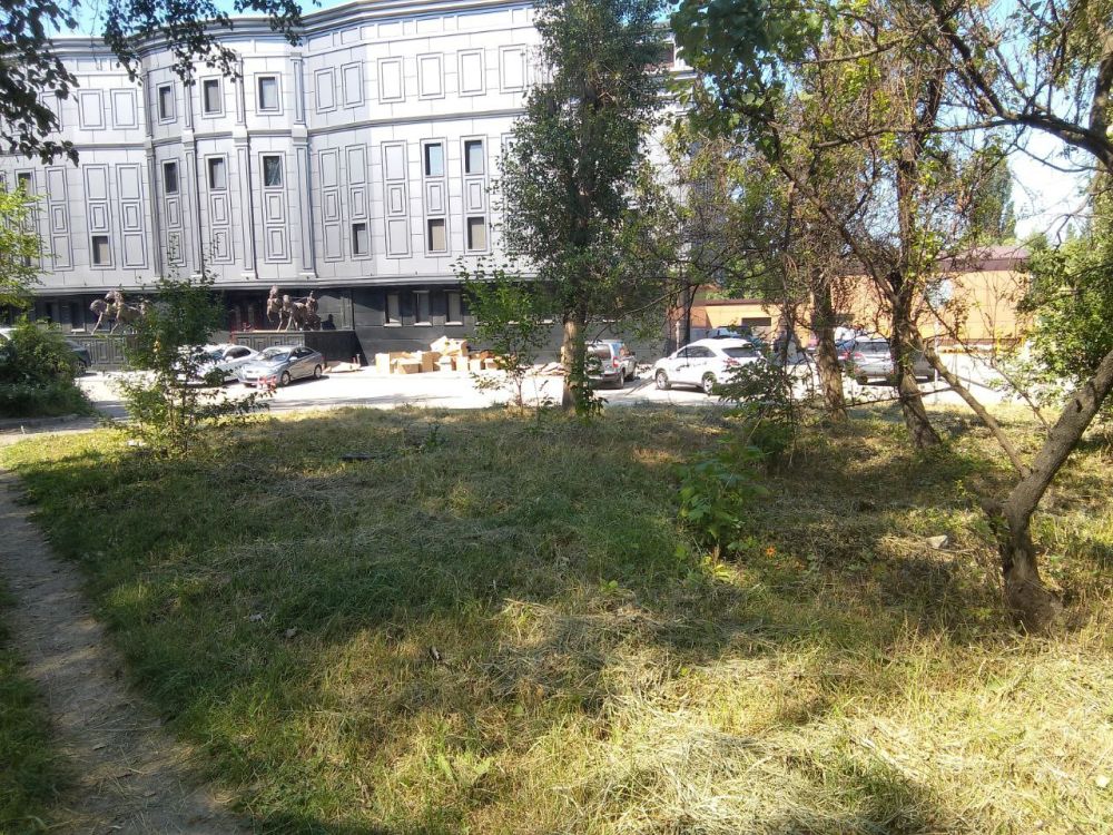 Василий Ткачук: Сотрудниками Муниципального унитарного предприятия администрации города Донецка "Управляющая компания Калининского района г. Донецка" продолжается покос травы на придомовой территории многоквартирного жилого фонда