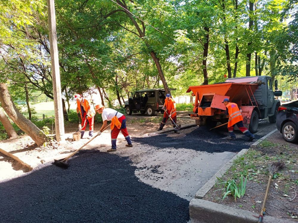 Василий Ткачук: Силами Муниципального унитарного предприятия "Дорожное ремонтно-строительное управление" ведутся работы по текущему ремонту асфальтового покрытия внутриквартальной дороги жилого дома № 42 по пр-ту Ильича
